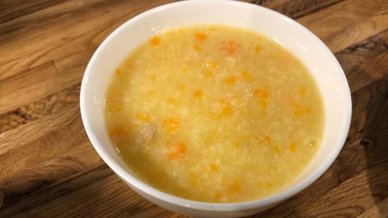 Cháo thịt bò cà rốt được xay nhuyễn để đảm bảo kết cấu phù hợp cho bé 9 tháng ăn dặm