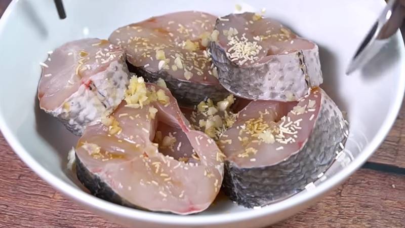 Ướp cá lóc tươi ngon với gia vị đặc trưng cho món canh chua miền Trung