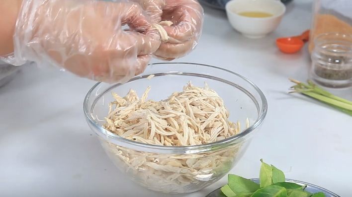 Thịt ức gà tươi ngon đang được luộc chín trong nồi cùng với các gia vị tự nhiên