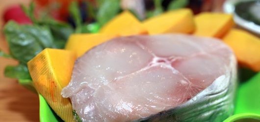 Cách nấu cháo cá dìa ngon với bí đỏ không chỉ dễ ăn mà còn rất tốt cho mắt của bé.