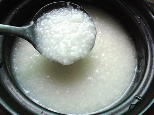 Cháo tôm rau ngót với hạt gạo nở bung, một món ăn dinh dưỡng trong cách nấu cháo rau ngót cho bé