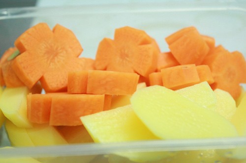 Nồi cháo khoai tây cà rốt đang sôi, chuẩn bị cho bé 9 tháng ăn dặm