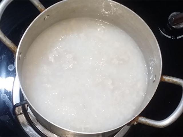 Nồi cháo thịt gà bí đỏ đang được nghiền mịn hoặc ninh nhừ phù hợp với độ tuổi ăn dặm của bé