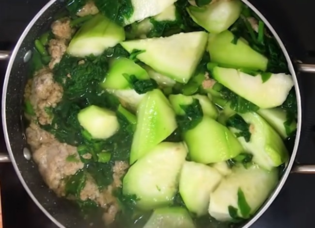 Nồi canh rau đay đang sôi, thịt cua kết mảng, dấu hiệu của cách nấu canh rau đay không bị nhớt thành công