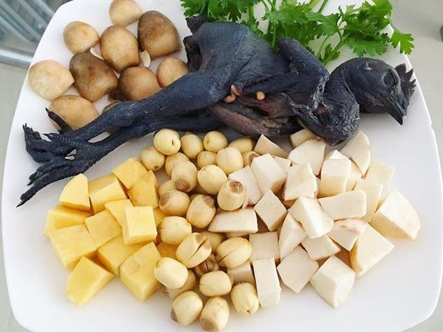 Cháo gà rau củ hầm hạt sen giúp bé ăn ngon, ngủ sâu giấc