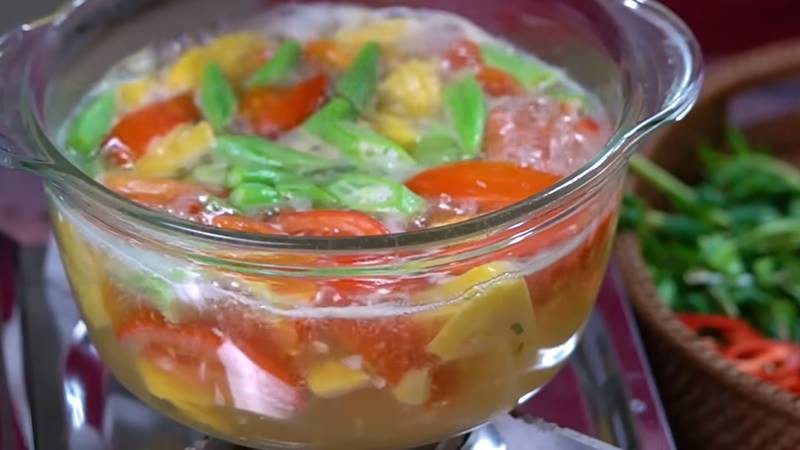 Nấu nồi canh chua cá lóc miền Trung với rau củ tươi ngon, hấp dẫn