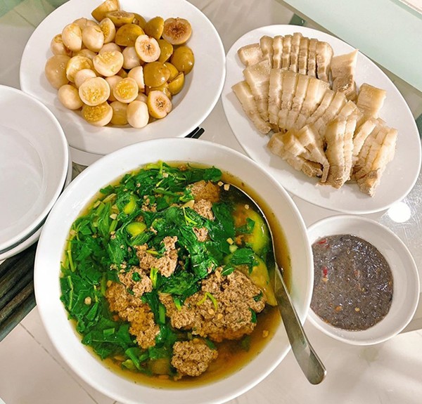 Mâm cơm đơn giản với bát canh cua rau đay và cà muối, thể hiện sự kết hợp hoàn hảo khi thưởng thức cách nấu canh mồng tơi rau đay