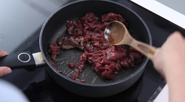 Xào thịt bò nhanh tay trước khi nấu canh kim chi thịt bò