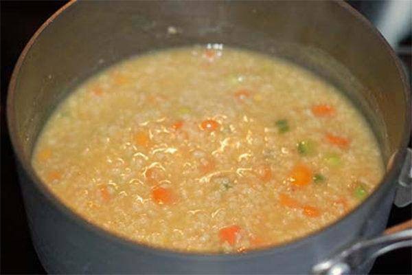 Bát cháo thịt bò cà rốt và giá đỗ bổ dưỡng