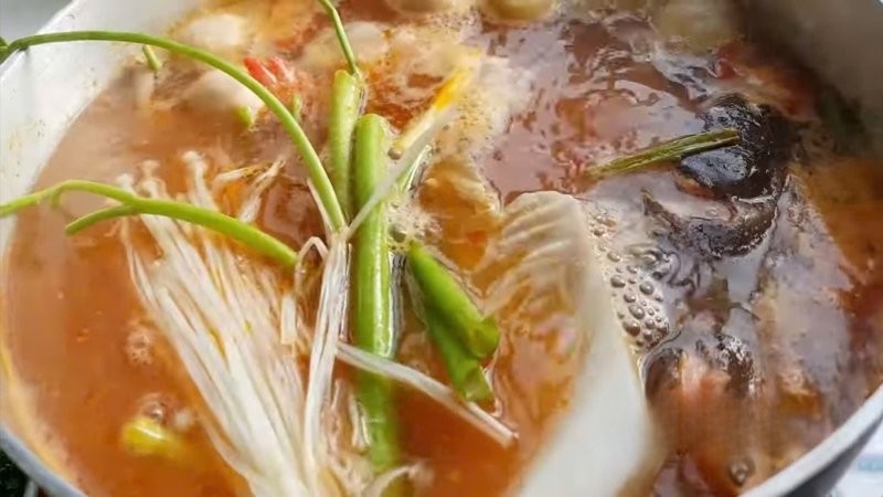 Nhúng rau và hải sản lần lượt sẽ giữ được độ tươi ngọt và tránh làm đục nước lẩu cá basa