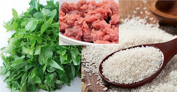Cháo gà rau ngót đang được nấu, một bữa ăn dặm giàu đạm cho bé