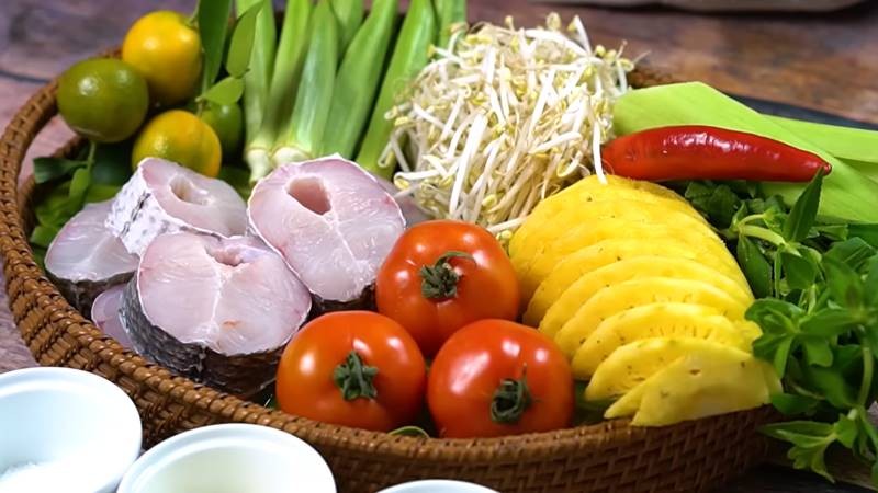 Bộ sưu tập nguyên liệu tươi sống cho món canh chua cá lóc miền Trung truyền thống