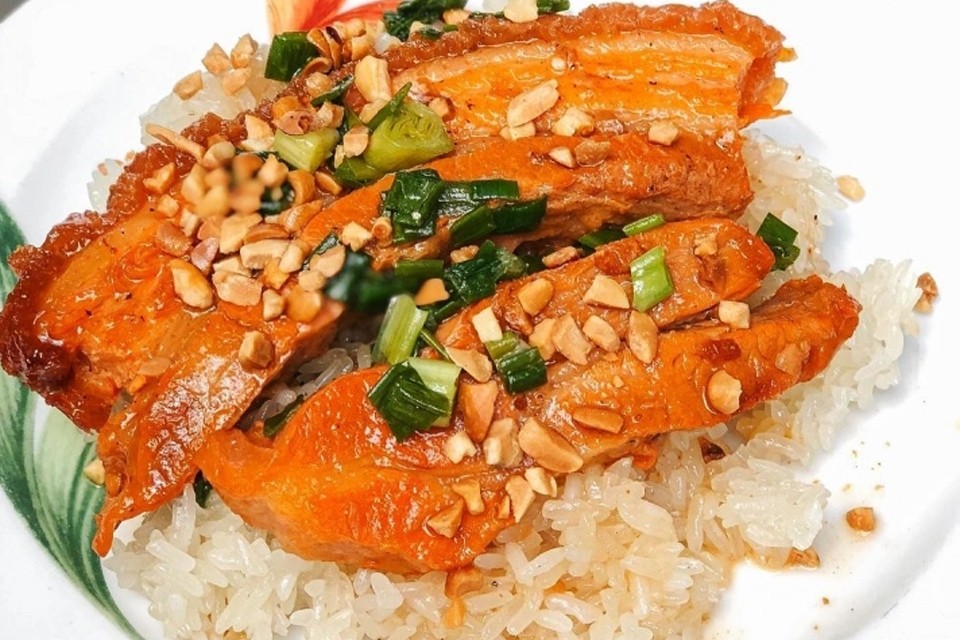 Khâu nhục ngon hơn khi ăn kèm với xôi nếp dẻo thơm