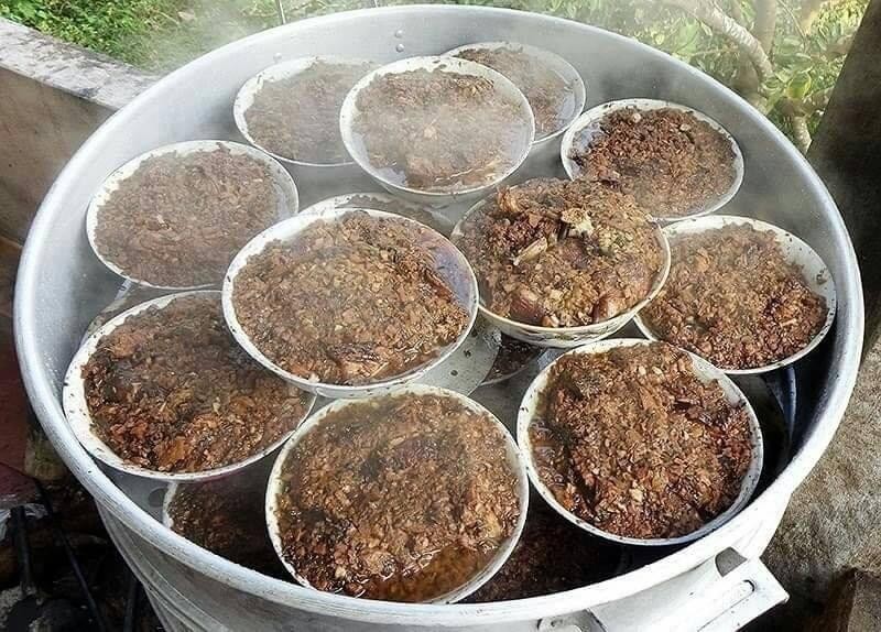 Khâu nhục Lạng Sơn là món không thể thiếu trong mâm cỗ cưới. Hình ảnh chuẩn bị nguyên liệu cho cách nấu khâu nhục Lạng Sơn trong không khí sum vầy.