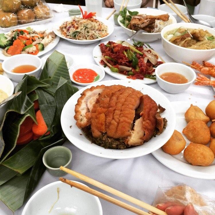 Miếng thịt ba chỉ sau khi chao vàng được ngâm trong nước gia vị đặc biệt, tối ưu hương vị cho cách nấu khâu nhục Lạng Sơn.
