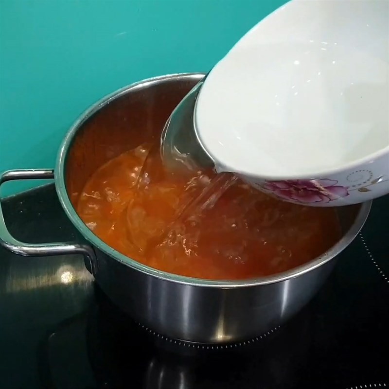 Sấu được cho vào nồi nước dùng để tạo vị chua thanh cho canh cá trắm
