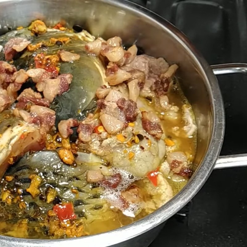 Nồi cá chép kho nghệ sau khi đã kho xong, nước kho sánh lại, thịt cá mềm và thấm vị