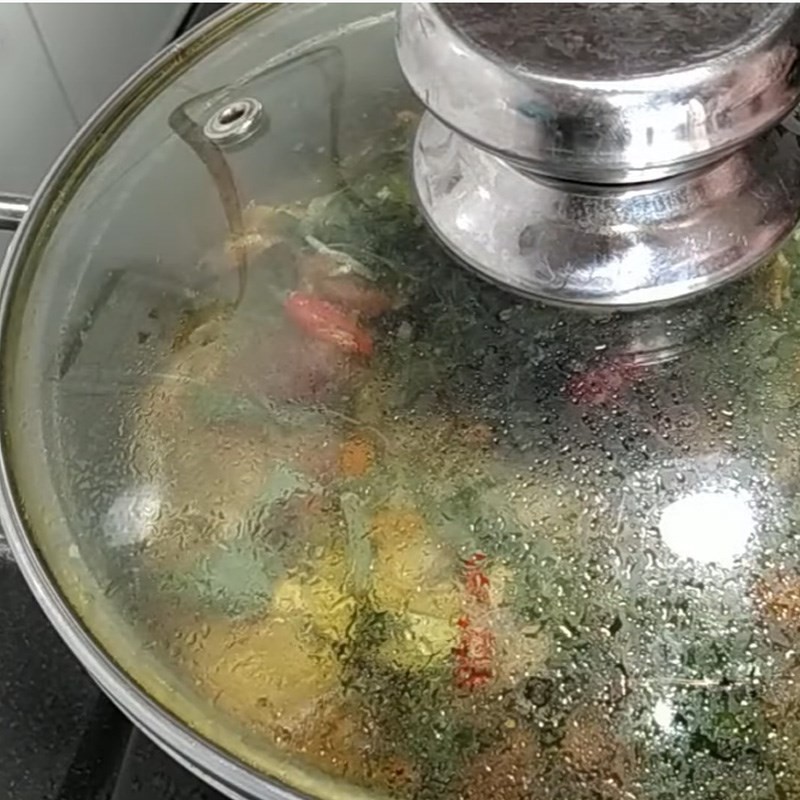 Hình ảnh một đĩa cá chép kho nghệ đã hoàn thành, bày ra đĩa cùng cơm trắng và rau sống, sẵn sàng để thưởng thức