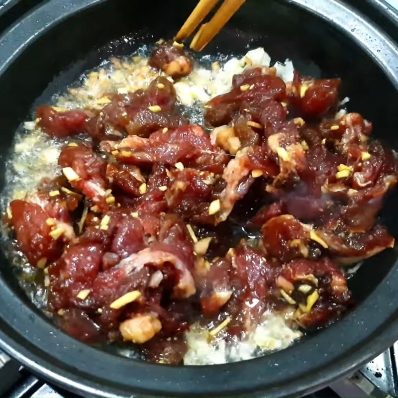 Đảo đều thịt bò đã ướp trong nồi cho săn lại, thấm vị