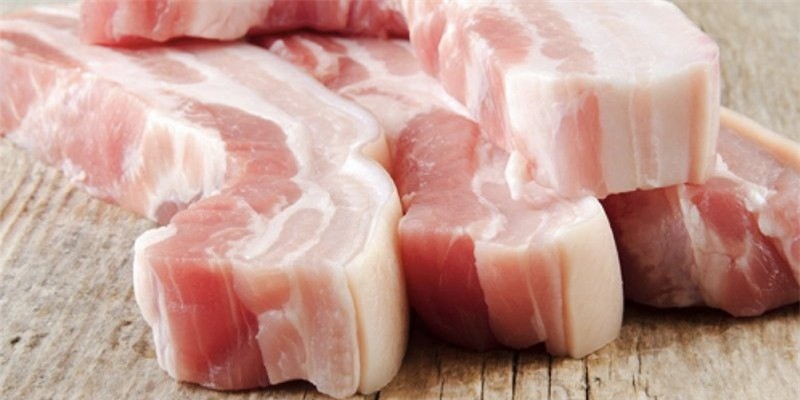 Thịt ba chỉ đang được thái miếng vừa ăn để chuẩn bị ướp