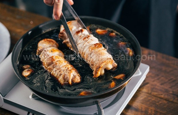 Kho thịt ba rọi cuộn trong nước sốt đậm đà khoảng 45 phút