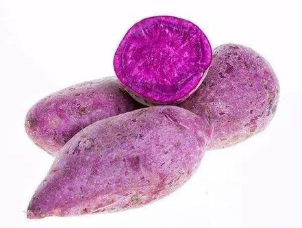 Những củ khoai lang tím tươi ngon, vỏ sáng, nguyên vẹn để nấu chè