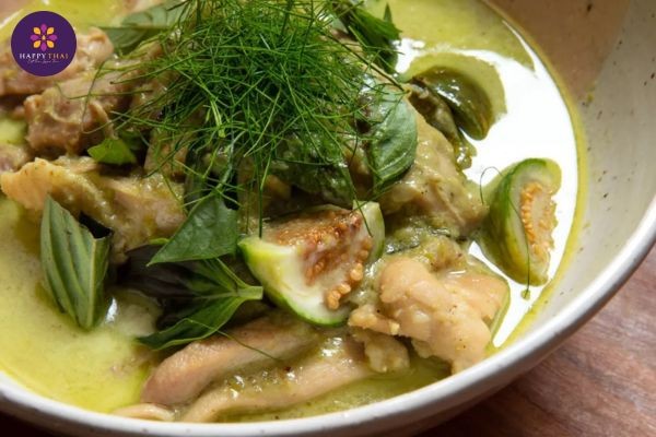 Lá chanh kaffir tăng hương vị đặc trưng cho món cà ri Thái xanh