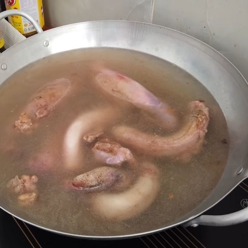 Bím bò đang được hầm trong nước dừa tươi