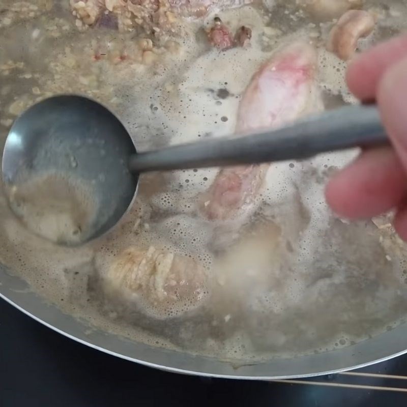 Thêm gói thuốc bắc vào nồi bím bò hầm