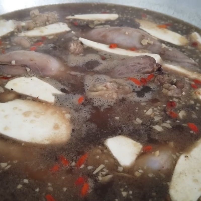 Nồi bím bò hầm thuốc bắc đang sôi nhẹ, chuẩn bị cho bước nêm nếm cuối cùng để có cách nấu bím bò ngon hoàn hảo.
