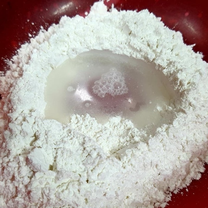 Pha bột nếp với nước ấm, nhào kỹ để làm vỏ bánh trôi nước