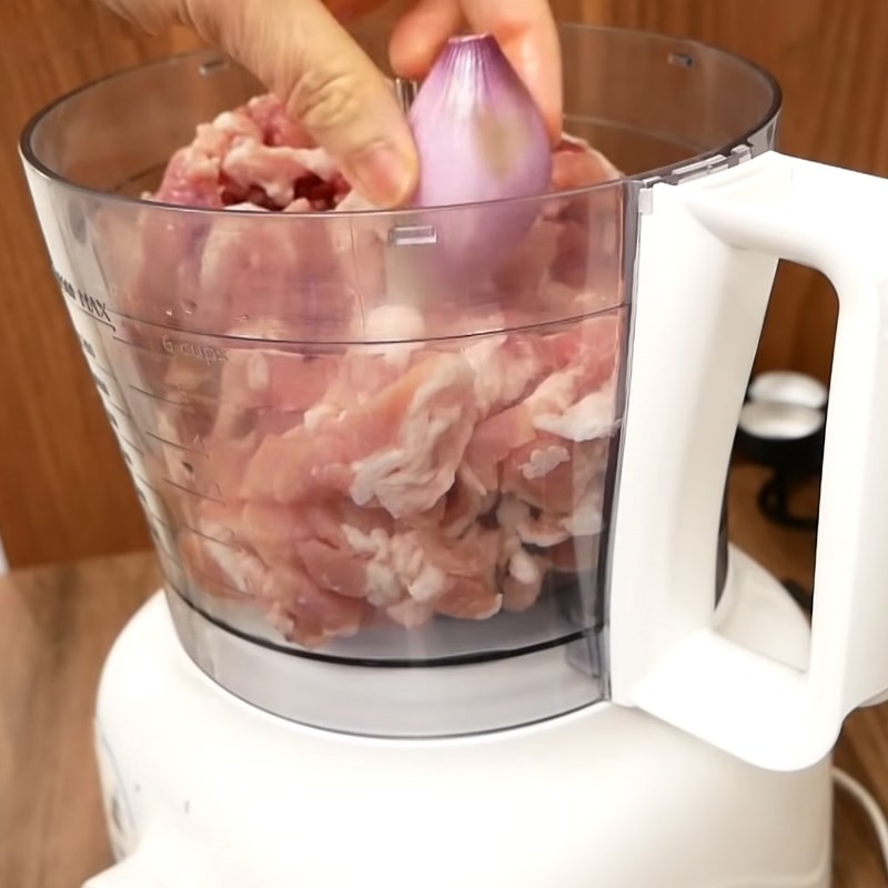 Trộn thịt xay, riêu cua hộp và trứng gà làm chả riêu