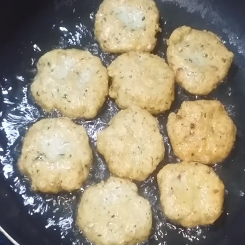 Vo viên chả cá thu thành từng miếng nhỏ, chuẩn bị chiên giòn cho bánh canh chả cá Quy Nhơn