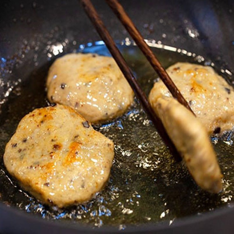 Chả cá đang được chiên vàng giòn trong chảo dầu nóng, tăng thêm độ hấp dẫn cho bánh canh chả cá Quy Nhơn