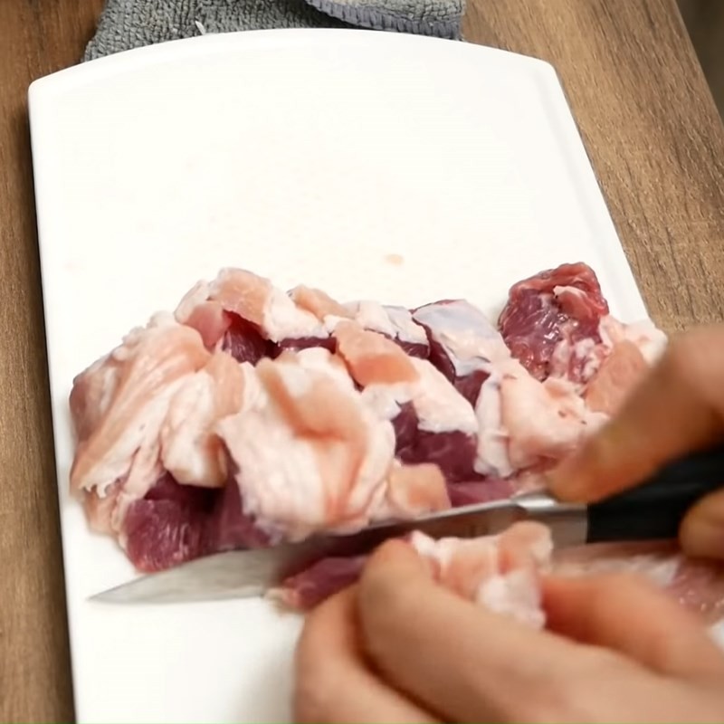 Thịt nạc dăm xay nhuyễn làm chả riêu cho bún riêu cua hộp