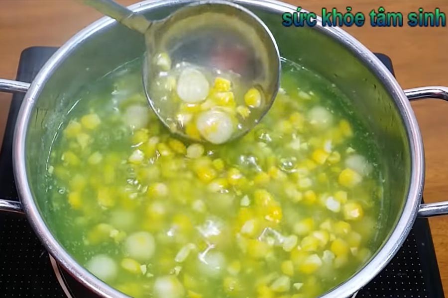 Nồi chè bắp trân châu nước cốt dừa thơm ngon đang sôi nhẹ trên bếp