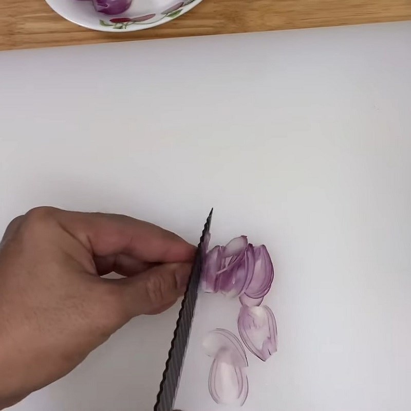 Hành tím thái lát mỏng chuẩn bị ngâm chua ngọt ăn kèm vịt nấu tiêu