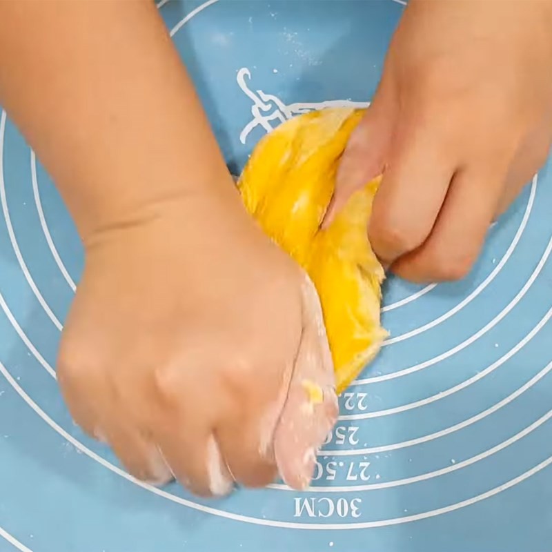 Trộn bí đỏ tán nhuyễn với bột năng làm hạt chè