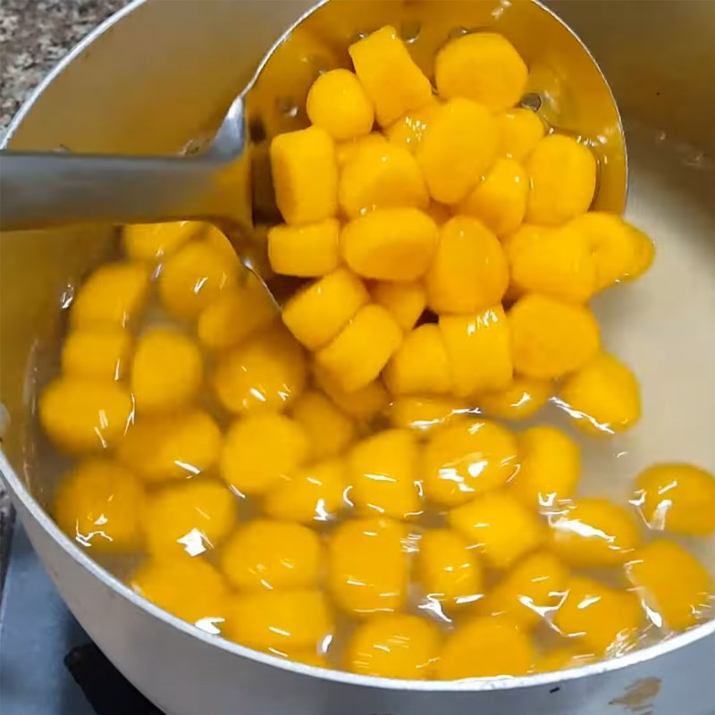 Hạt bí đỏ đã luộc chín, màu trong suốt