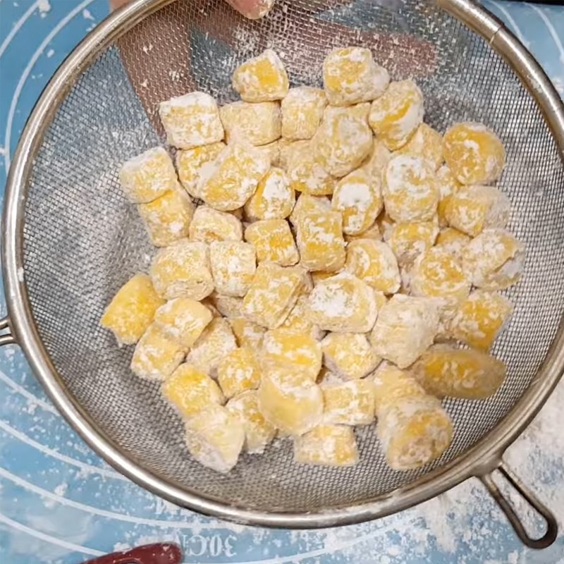 Vo viên hạt bí đỏ nhỏ, đều chuẩn bị luộc
