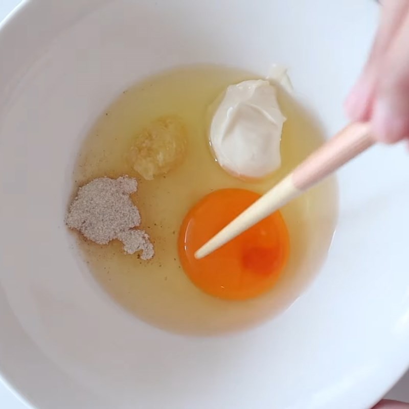 Hỗn hợp trứng được đánh tan mịn, sẵn sàng kết hợp với mì và tôm