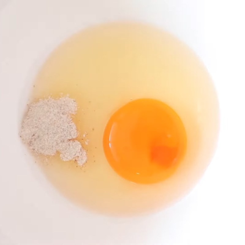 Chuẩn bị hỗn hợp trứng với bột tỏi và mayonnaise