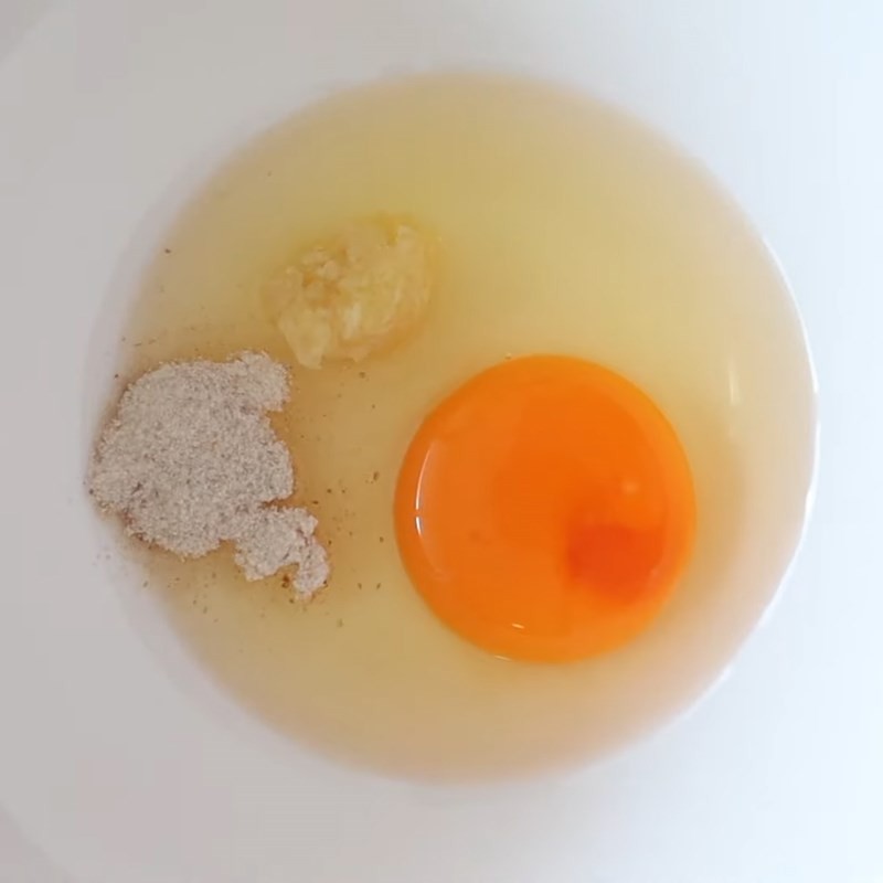 Đánh đều trứng với các gia vị, tạo nên nước sốt đặc biệt cho mì với tôm