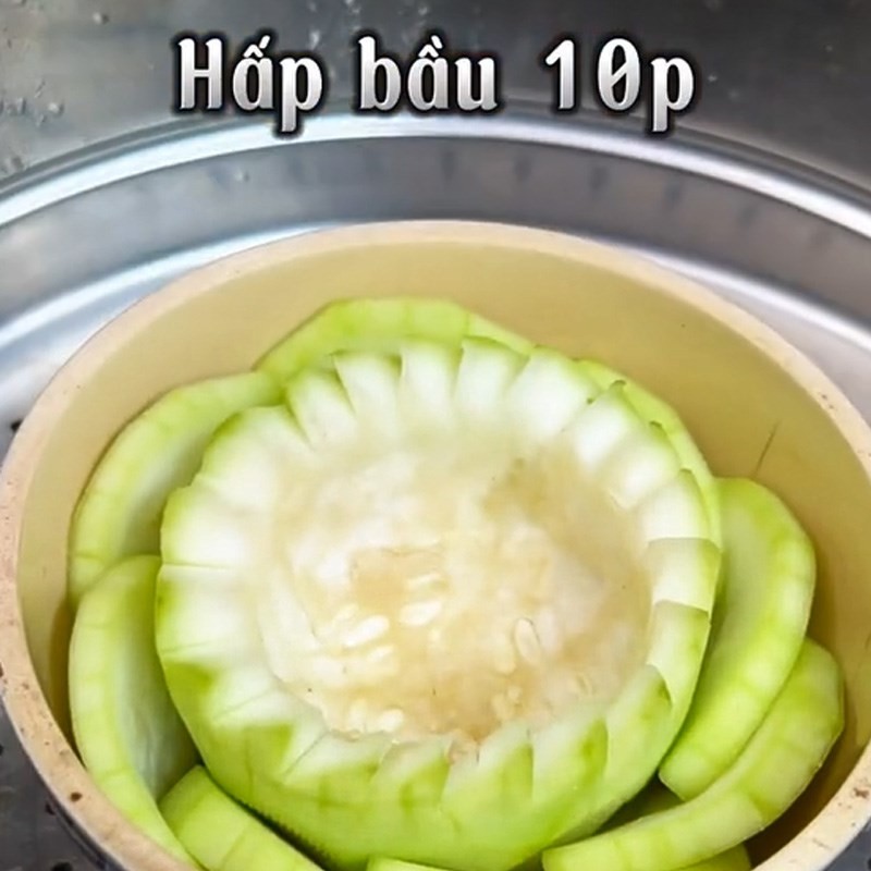 Xếp bầu và trứng lộn vào nồi um