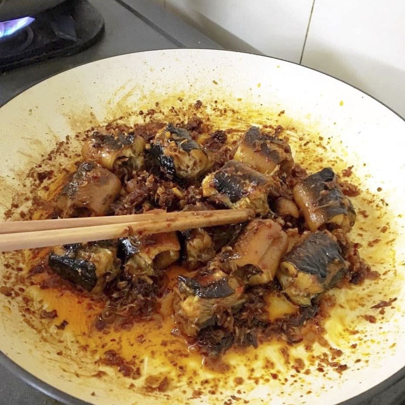 Lươn được xào trong chảo với sả ớt, quá trình tạo ra một cách nấu món xào ngon