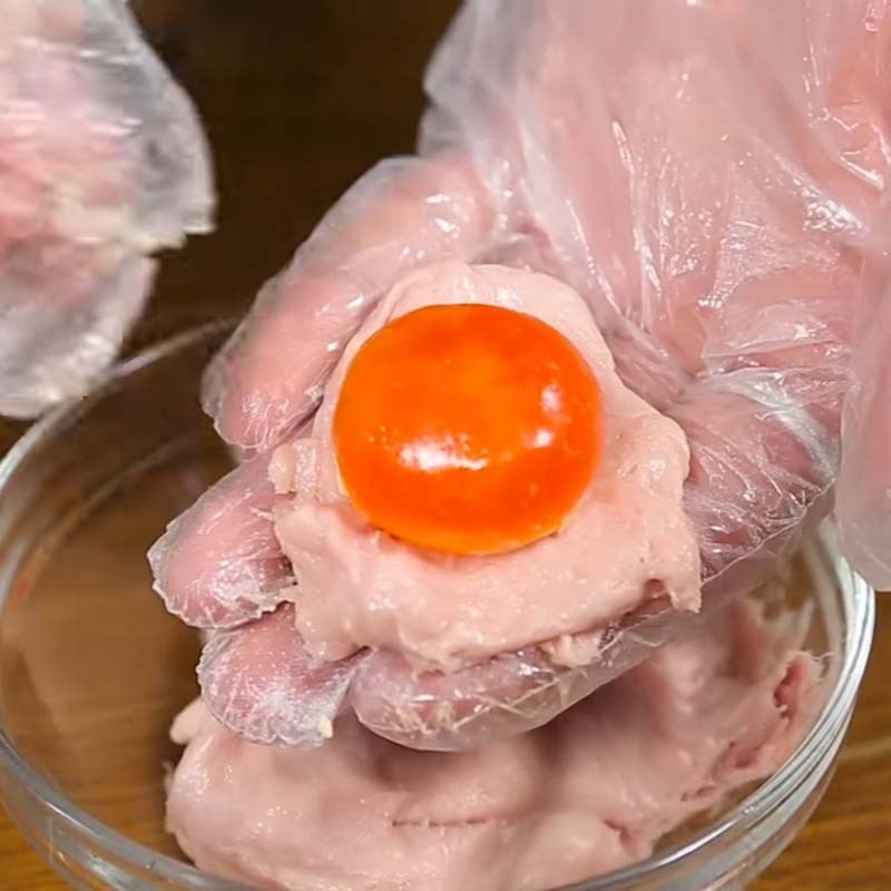 Thịt băm và mộc nhĩ được trộn đều để làm mọc giòn dai