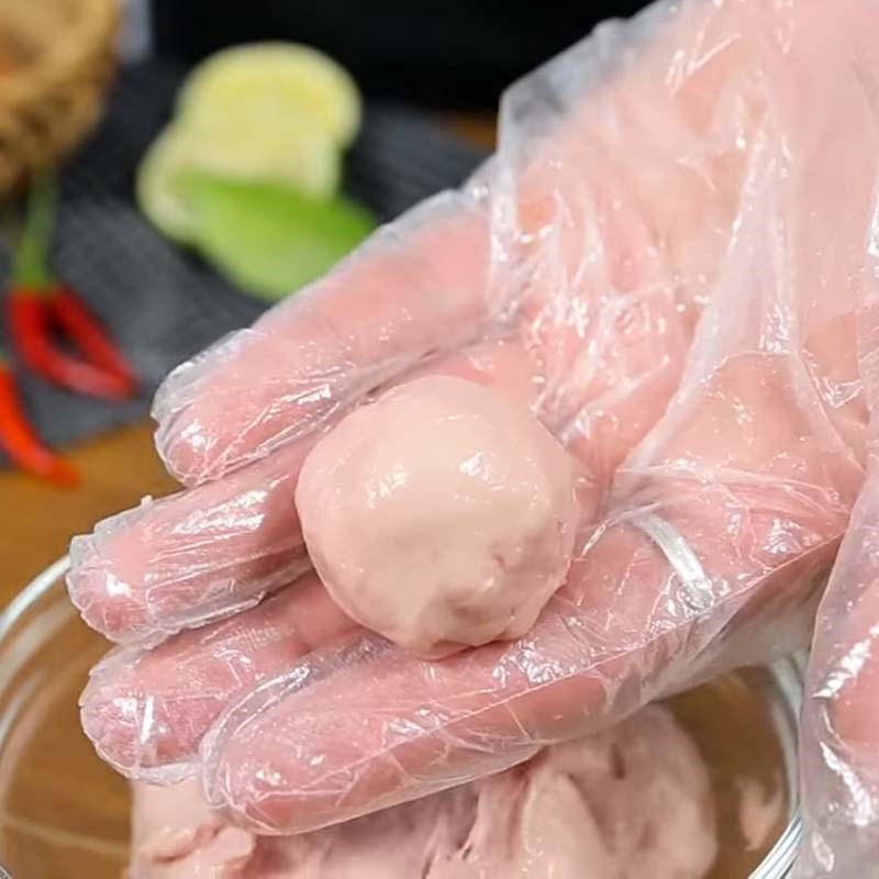 Những viên mọc tròn đẹp đã được chuẩn bị để luộc trong nồi bún gà