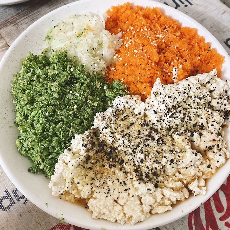 Hỗn hợp đậu phụ và rau củ đã trộn đều để làm mọc chay
