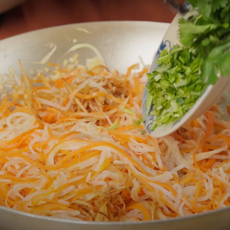 Thành phẩm món su hào xào mực khô đã hoàn thành