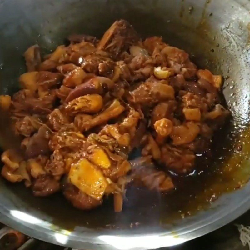 Hầm thịt ngỗng giả cầy trên lửa nhỏ để thịt chín mềm, thấm vị